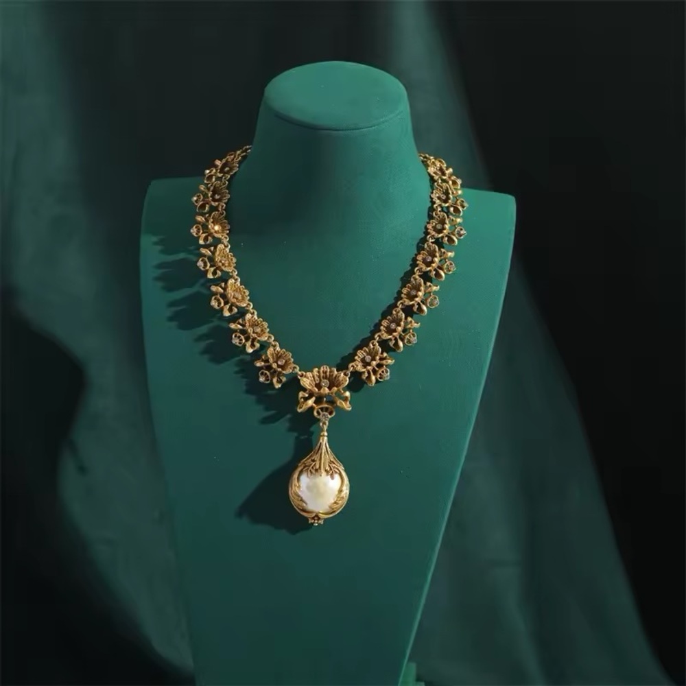 ANTIQUE STYLE GOLD FLORAL STATEMENT NECKLACE - Picture 5 of 7